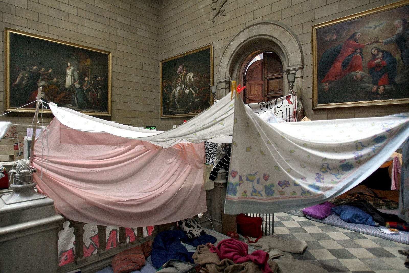 Cuadros del fondo del Museo del Prado instalados en el edificio del rectorado de la Universidad de Barcelona