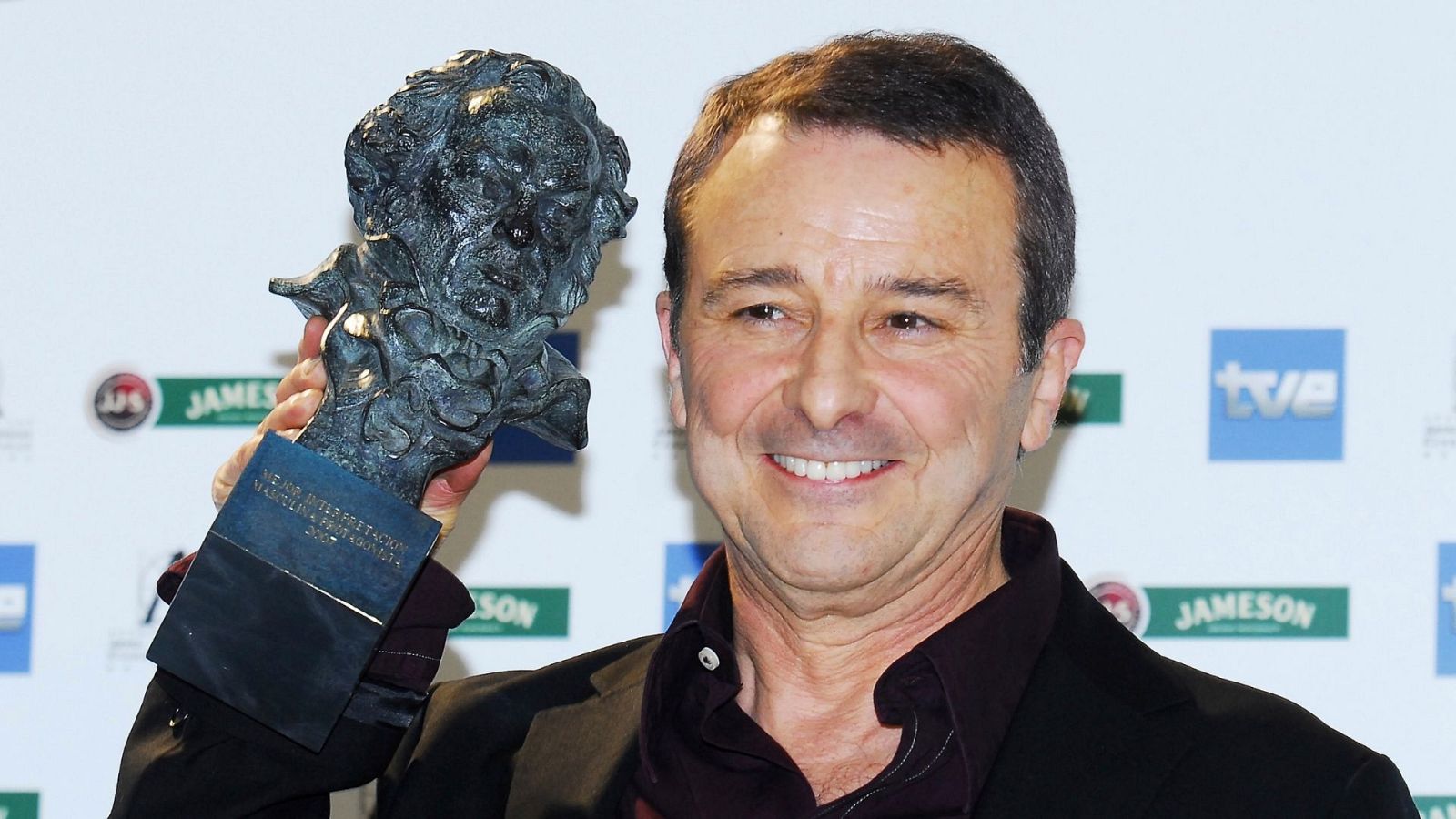 Juan Diego con uno de sus tres Goya