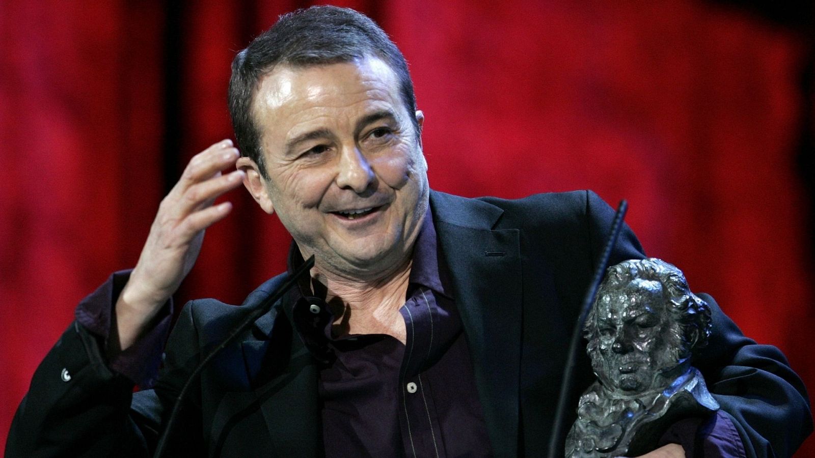 Juan Diego con uno de sus tres Goyas