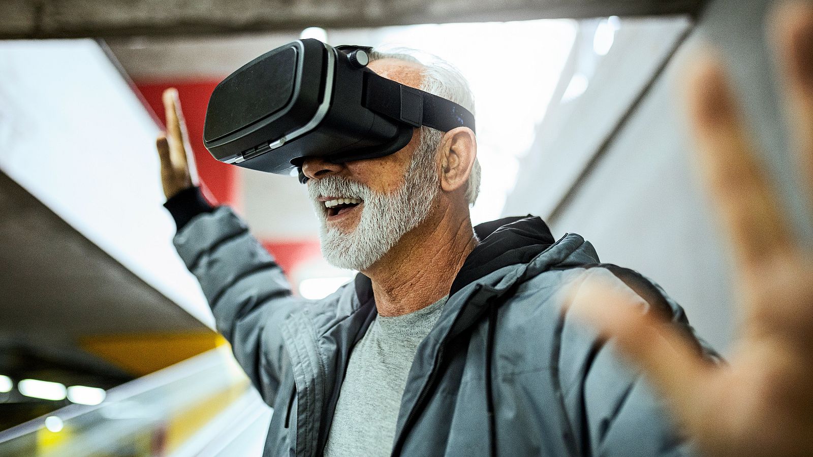 La realidad virtual utilizada aprovecha la tecnología holográfica y algoritmos de aprendizaje automático.