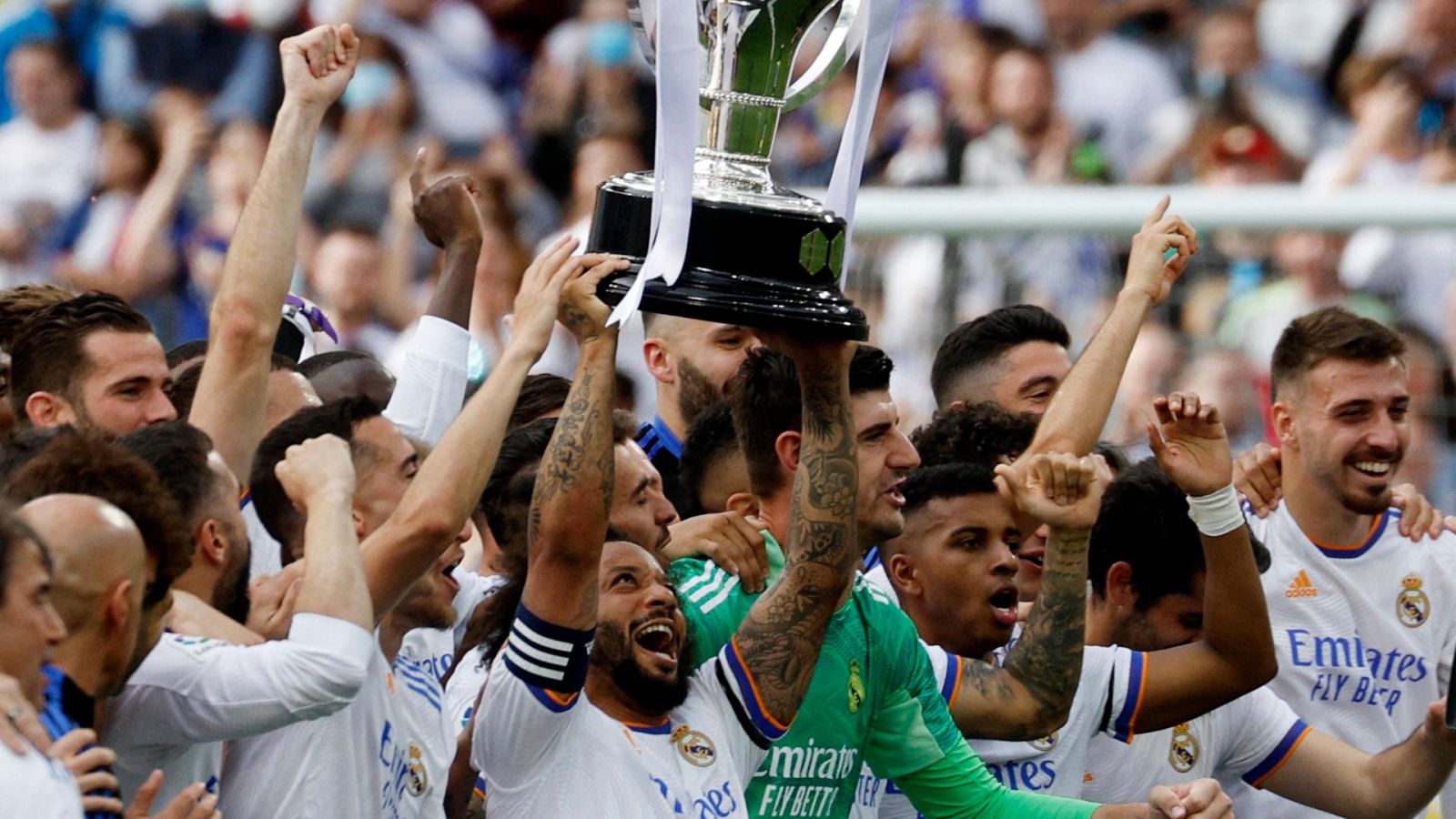 Marcelo levanta el trofeo de la 35ª Liga del Real Madrid