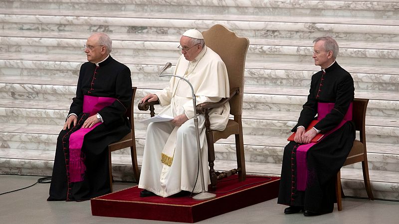 El papa: "Mi pierna no está bien, el médico me ha pedido que no camine"