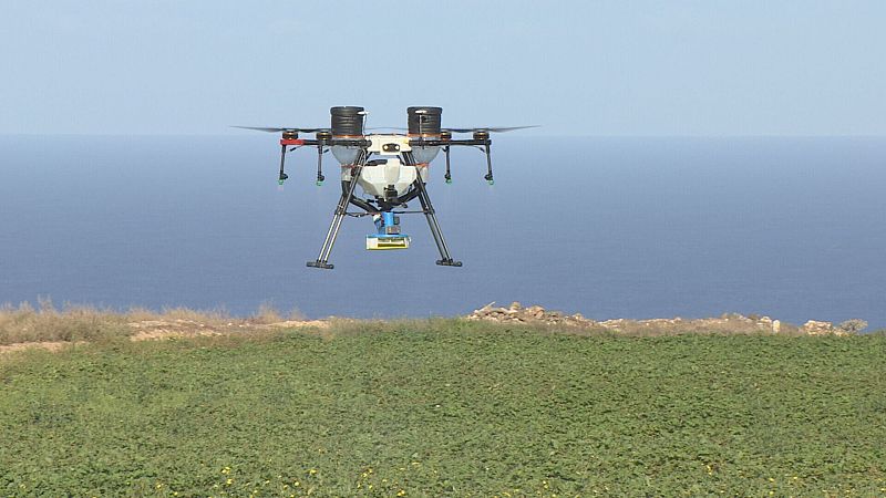 Una empresa canaria a�ade a los drones un dispensador de semillas