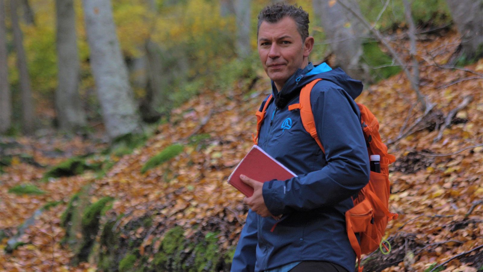 Juajno Pardo en el hayedo del Moncayo con el libro Cartas desde mi celda