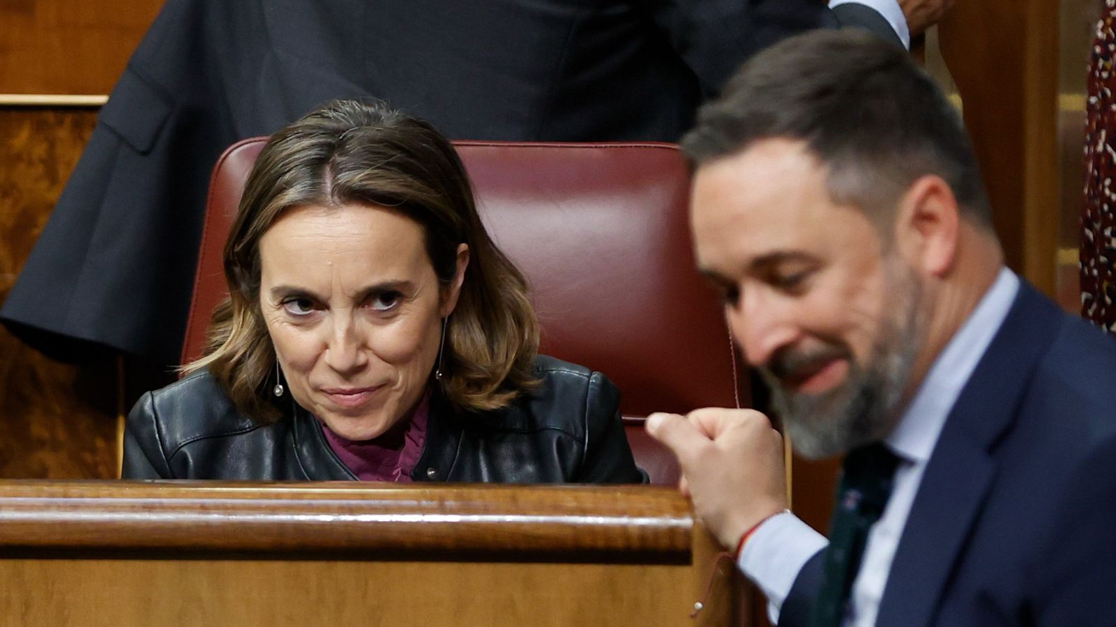 La secretaria general del PP, Cuca Gamarra, observa al presidente de VOX, Santiago Abascal