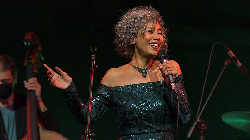 Claudia Yepes canta temas de amor iberoamericanos en Las noches del Monumental