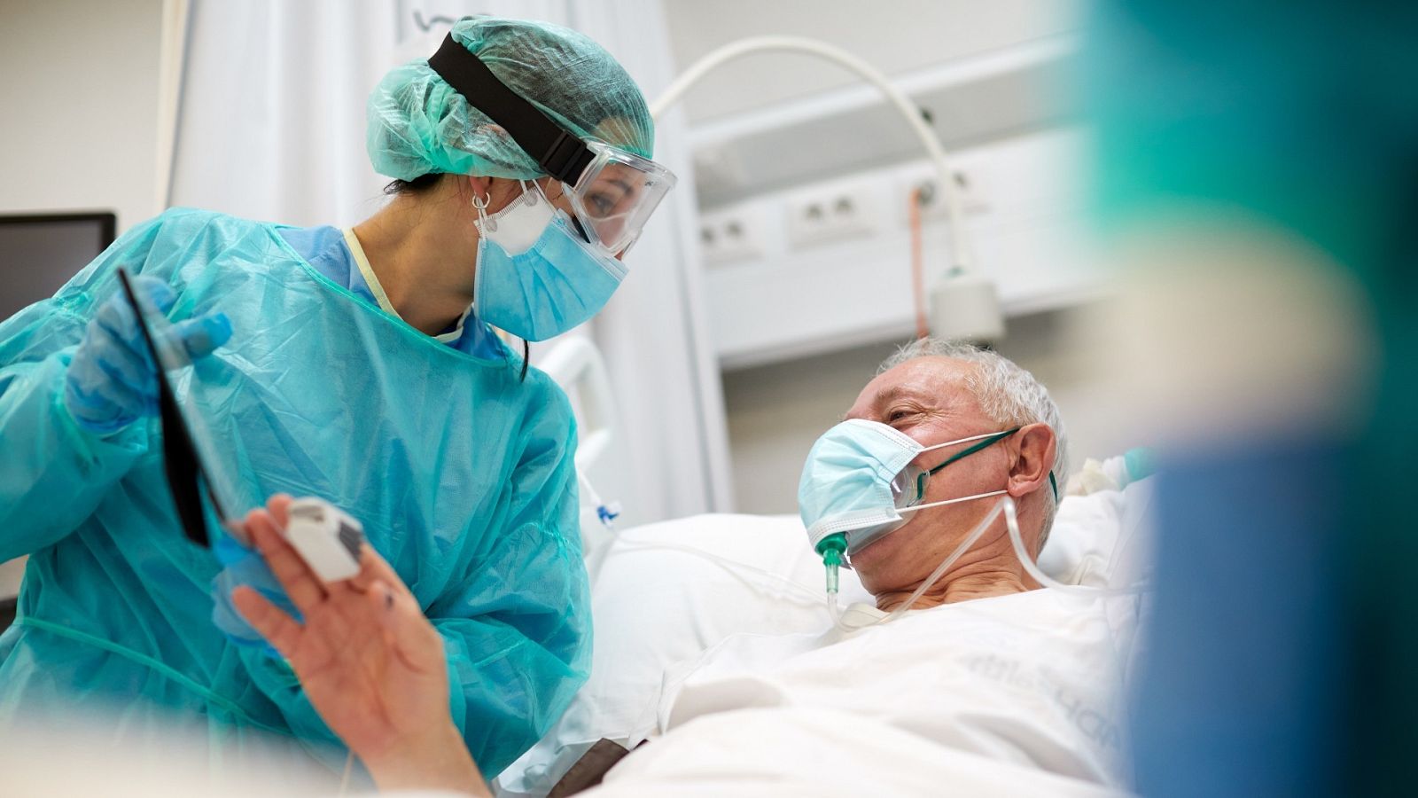 Un médico atendiendo a un enfermo de coronavirus