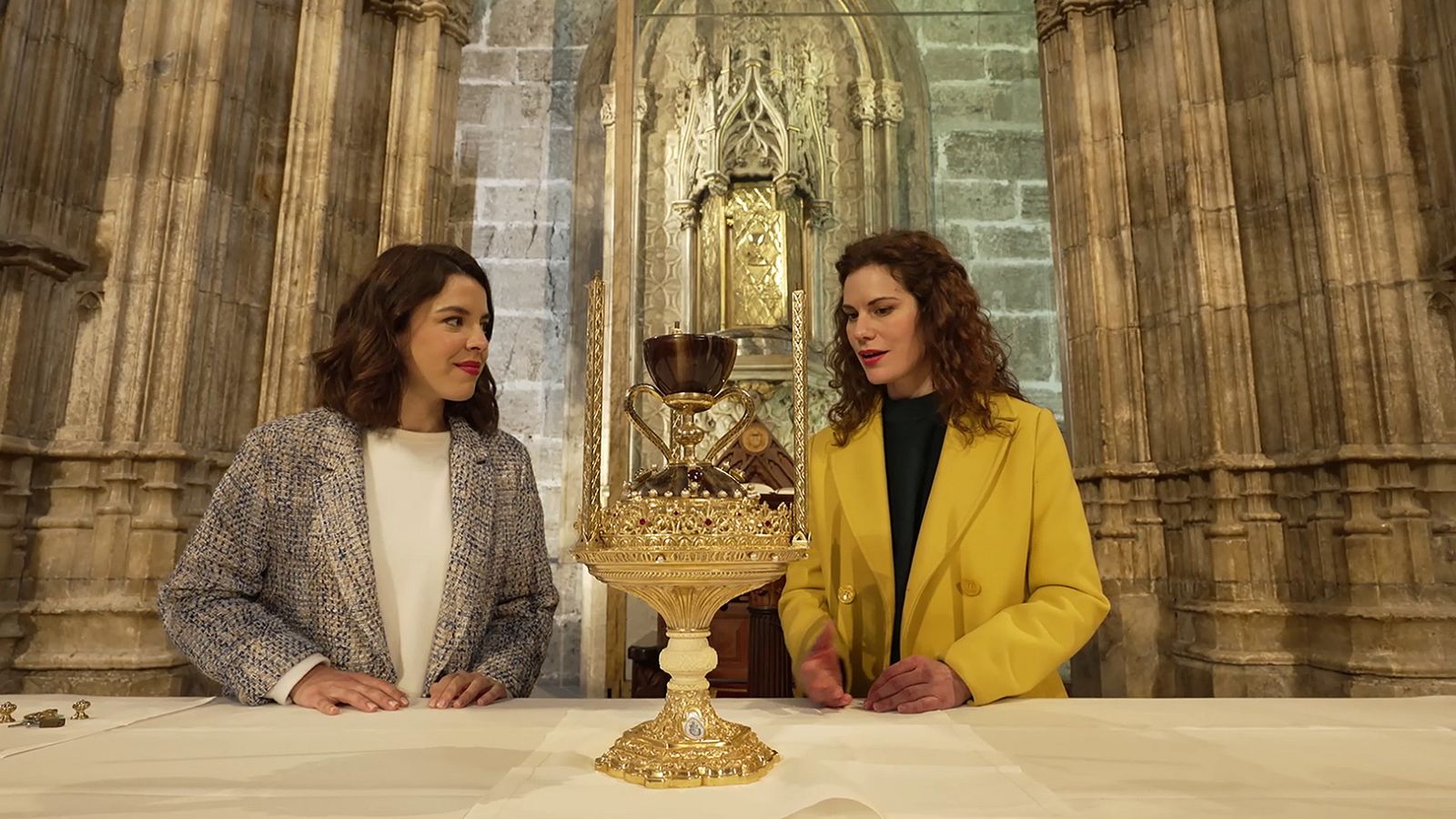 Los pilares del tiempo - Lonor Martín y Lidia San José con el Santo Cáliz