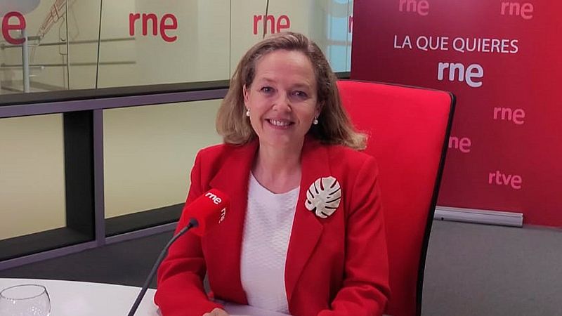 Calviño pide responsabilidad a las eléctricas ante conductas que "pueden estar frenando la bajada de precios"