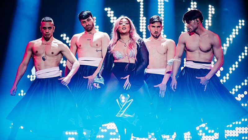 �Qu� pasa con la cantante de Albania en Eurovisi�n? Chanel se moja y dice lo que piensa de su coreograf�a