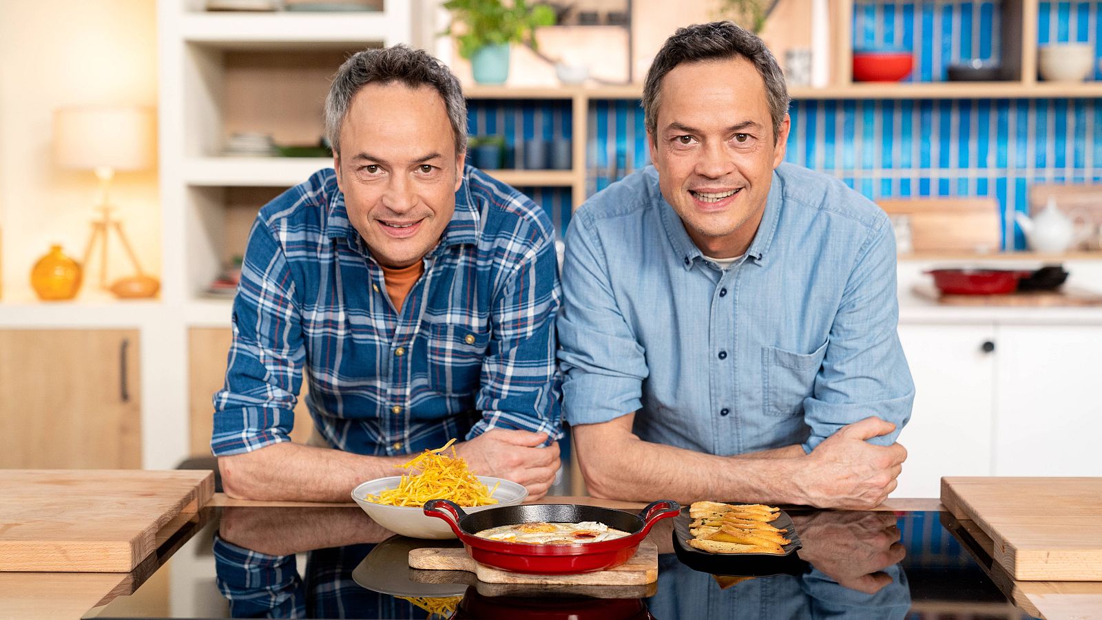 Menudos Torres - Receta de huevos en cocotte con tomate, queso de cabra y sobrasada