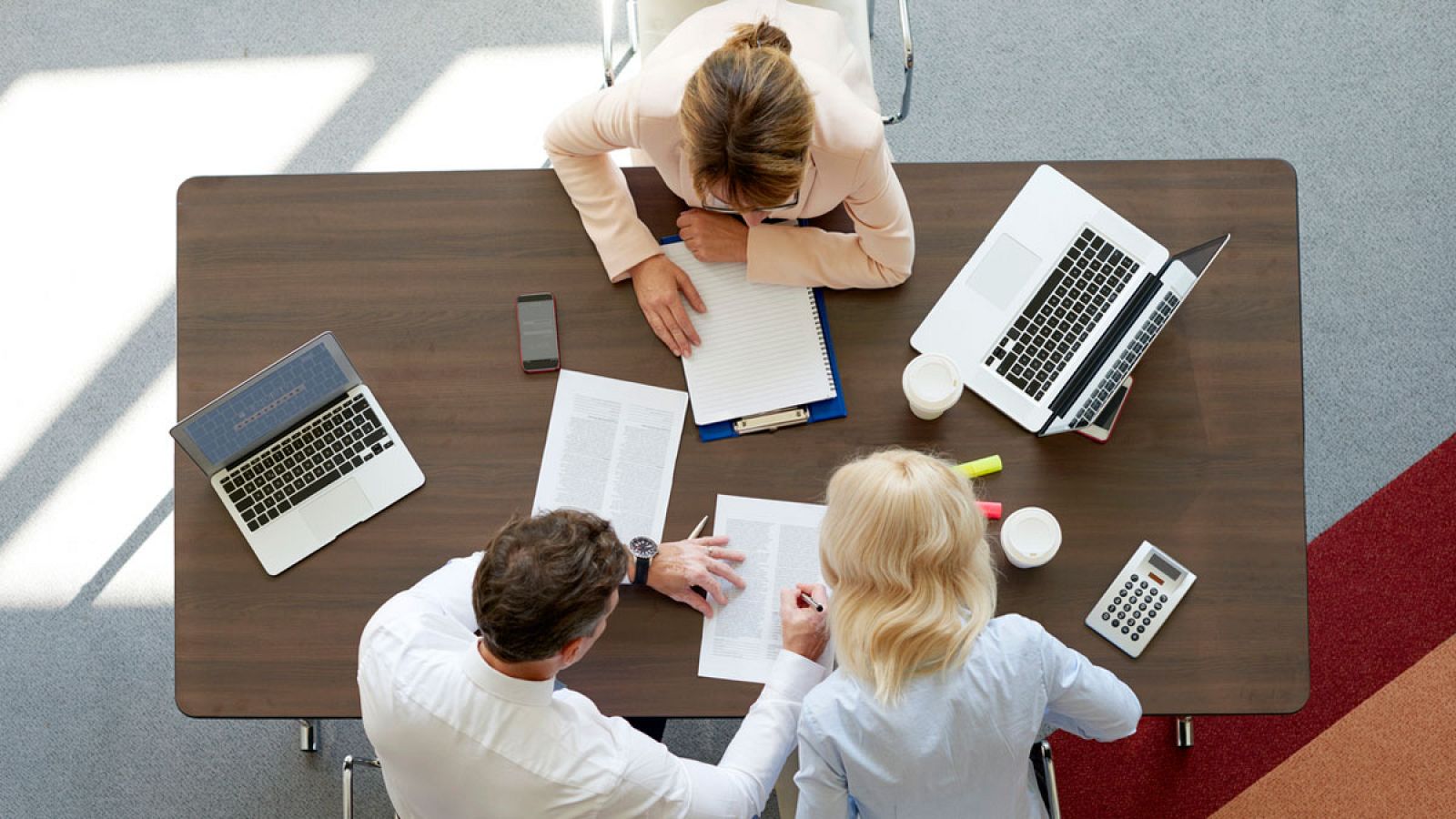 Una pareja revisa las condiciones de un préstamo antes de firmar