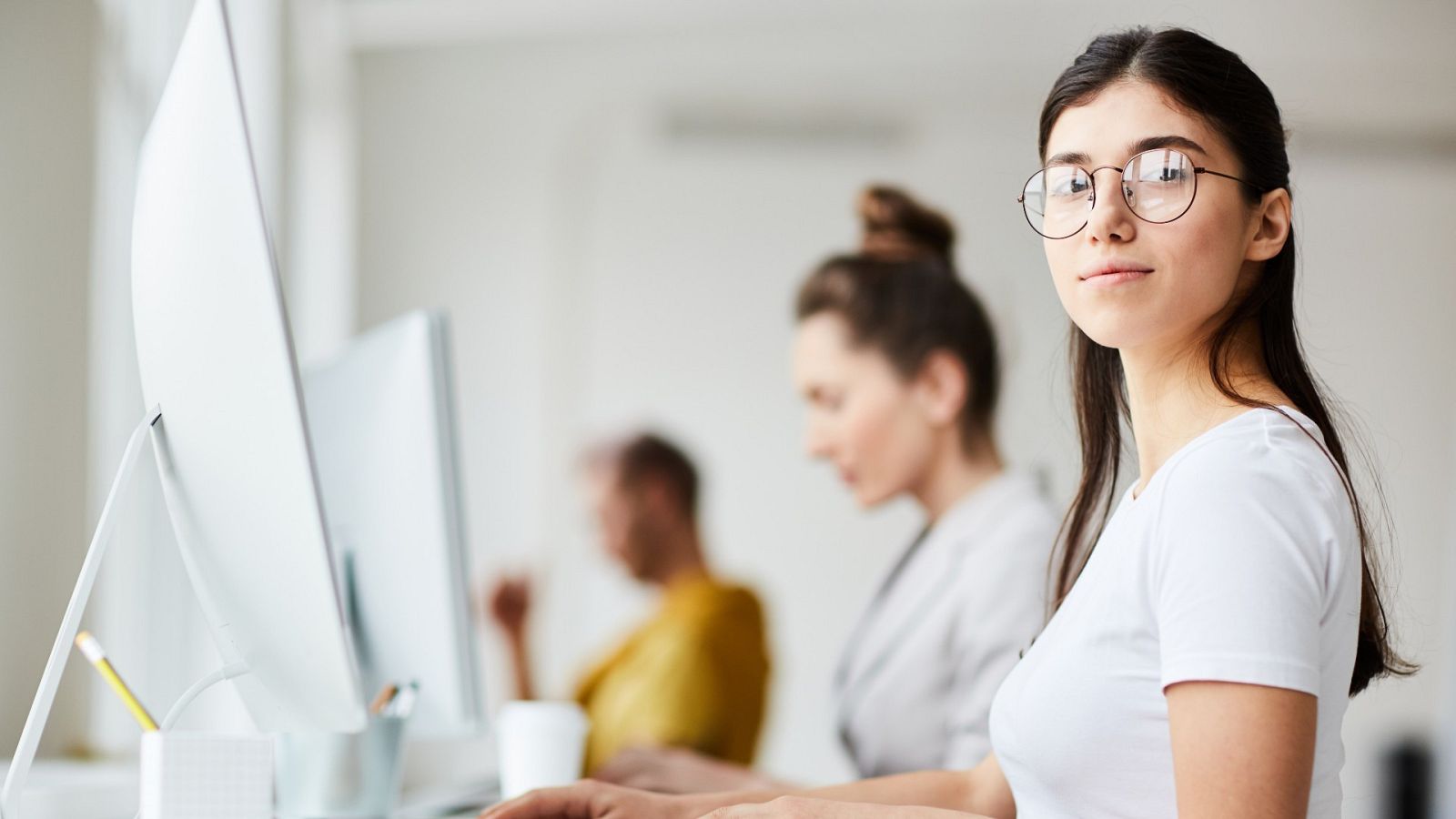 Becarios en una oficina en una imagen de archivo