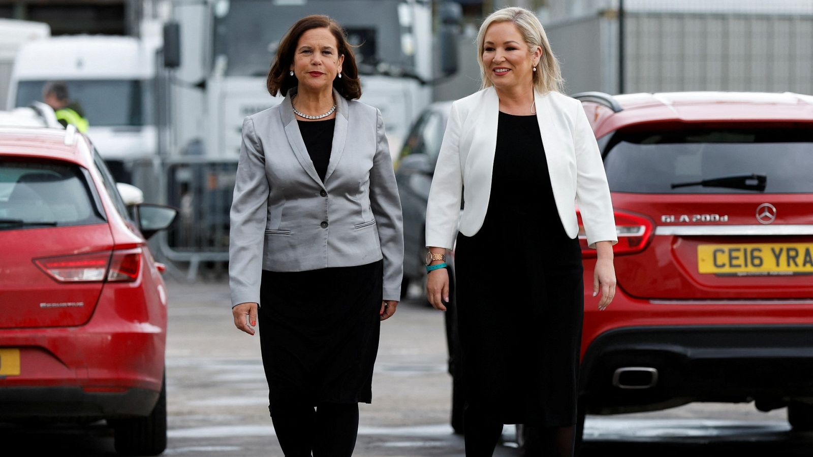 La vicepresidenta del Sinn Fein, Michelle O'Neill, y la líder del partido, Mary Louise McDonald
