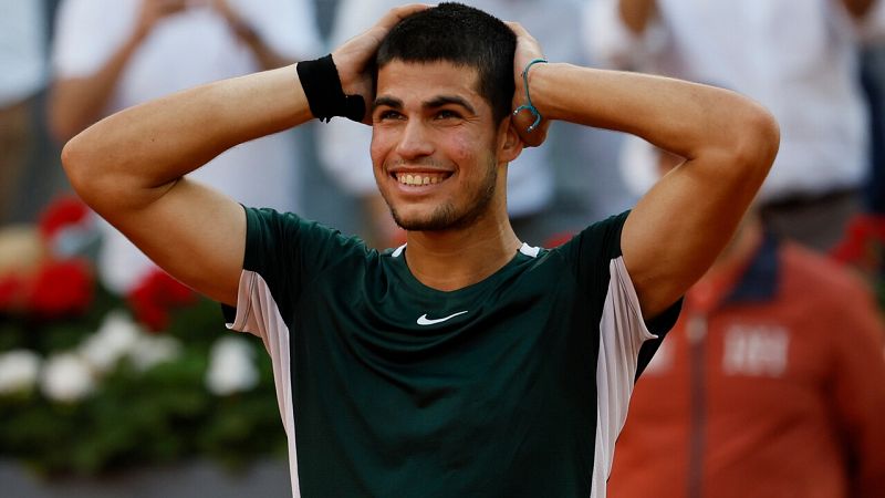 Alcaraz sigue derribando puertas y elimina a Djokovic en el Mutua Madrid Open con remontada incluida