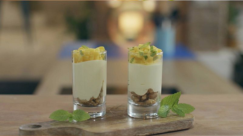 Un postre ligero y ultra refrescante: receta de mousse de mango, yogur y menta con crumble