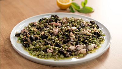 S�cale partido a la temporada de habas frescas con este salteado con morcilla y chipirones