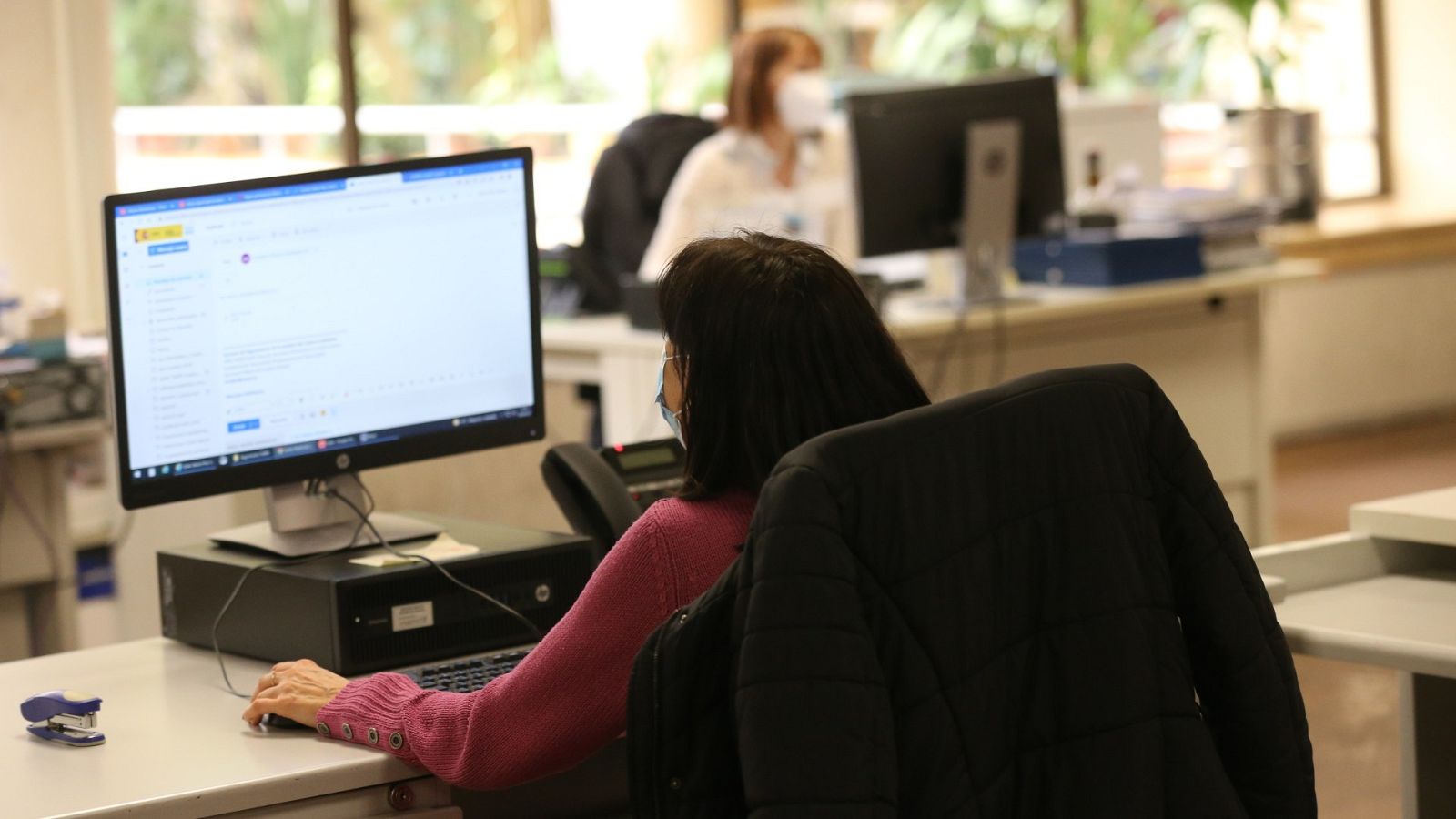 Una mujer trabaja en las oficinas del Servicio Público de Empleo Estatal