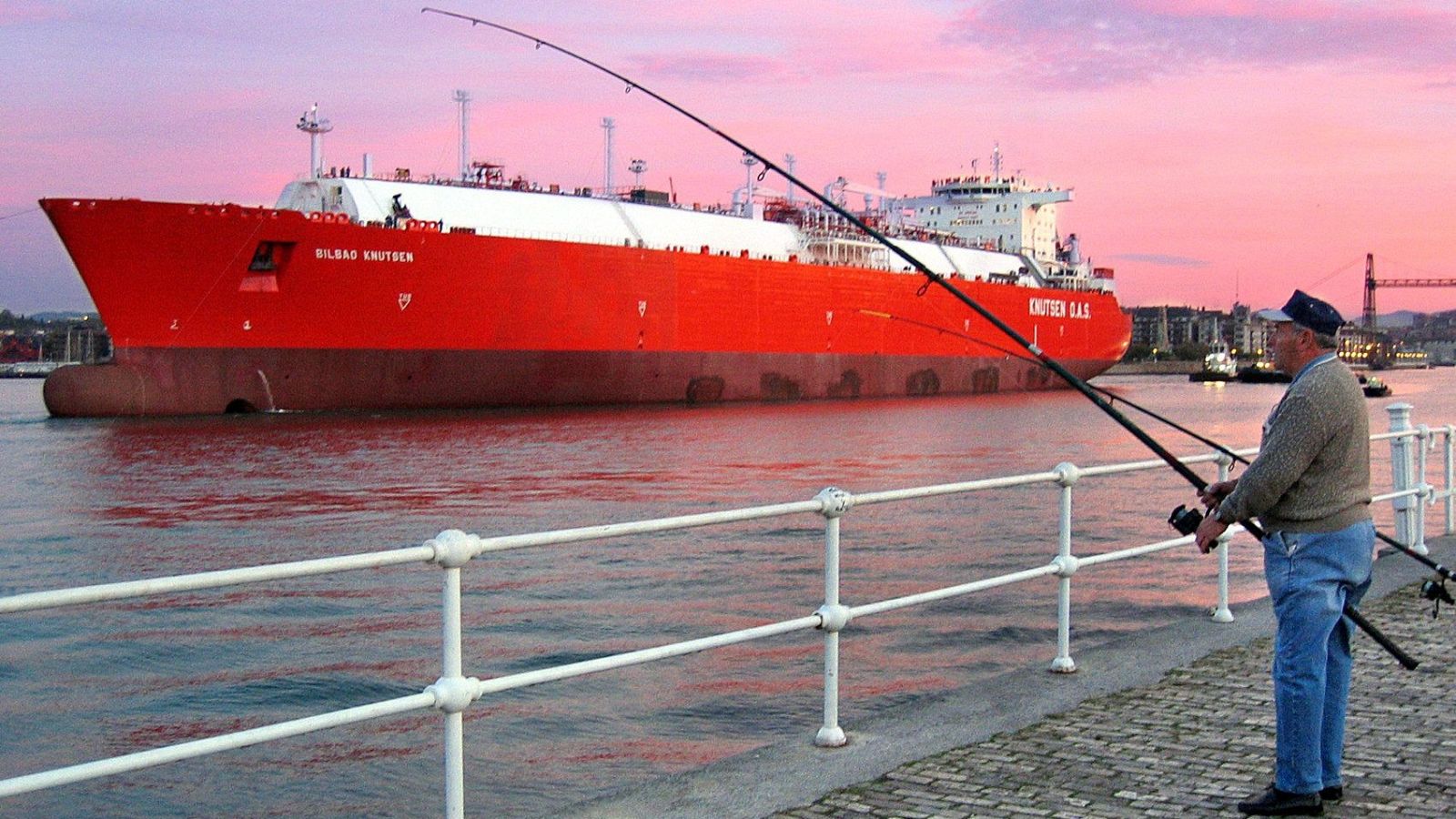 Un buque gasero en Bilbao