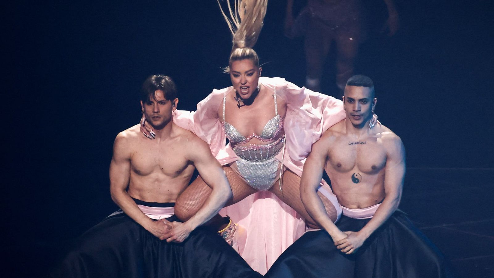 Ronela Hajati, representante de Albania, sobre el escenario de Turín