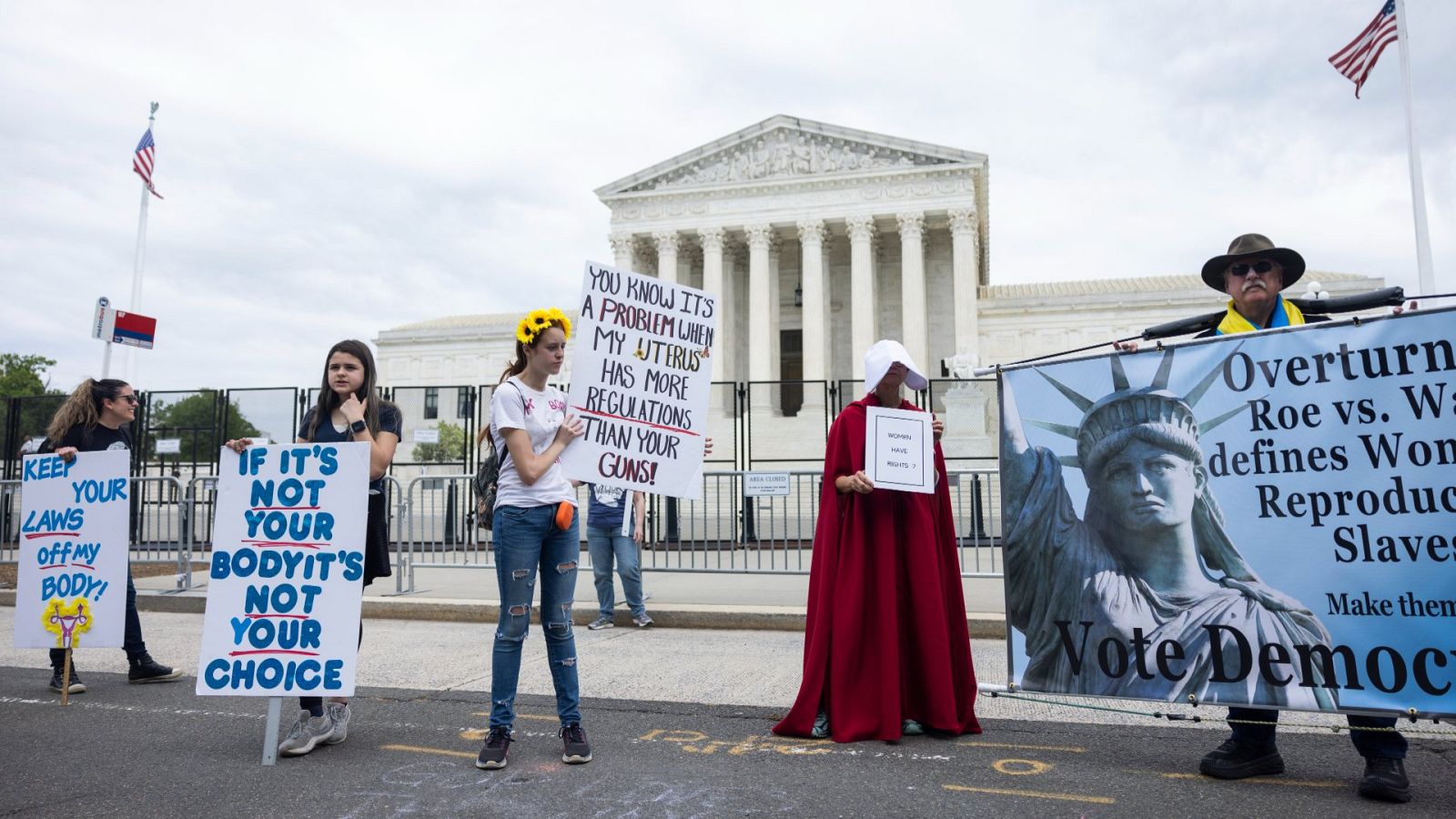 Un grupo de manifestantes en favor del aborto a las puertas del Tribuanl supremo