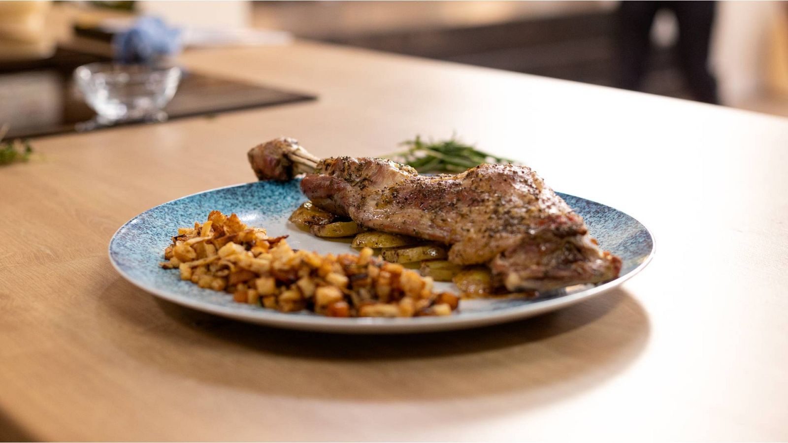 Menudos Torres - Receta de cabrito al horno con migas de anchoas y orejones