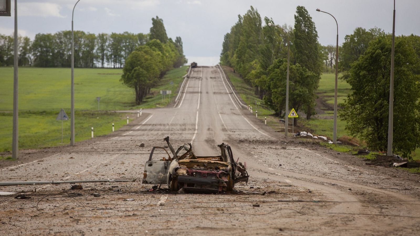 Restos de un vehículo en Járkov tras la batalla contra Rusia