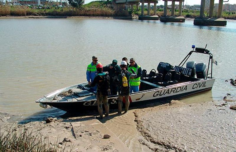 Incorporan un barco con sondas para rastrear el fondo del río