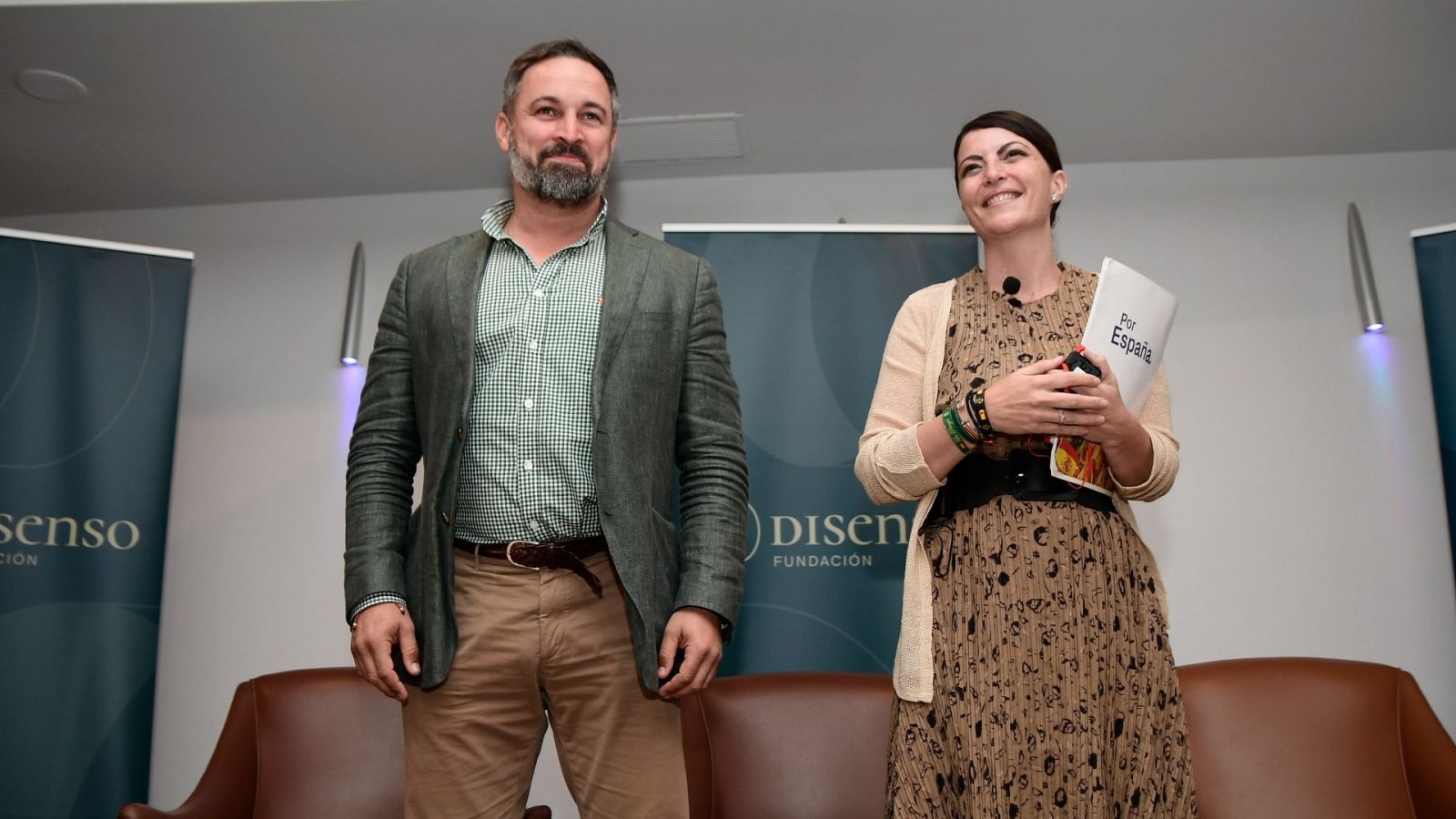 El presidente de Vox, Santiago Abascal, y la candidata del partido en Andalucía, Macarena Olona, este lunes en un acto