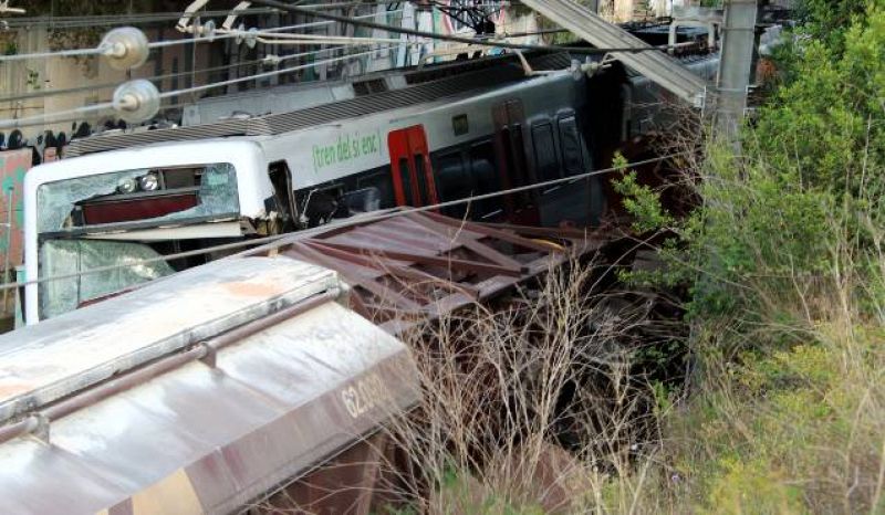 Un tren de mercaderies xoca contra un d'FGC matant al conductor i ferint desenes de persones