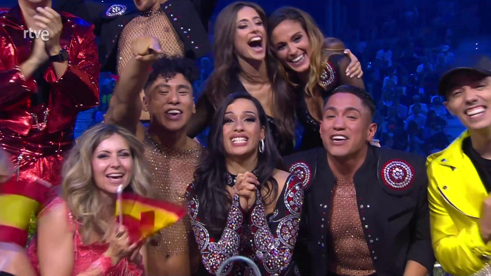 Chanel celebra con su equipo los 12 puntos durante Eurovisión 2022