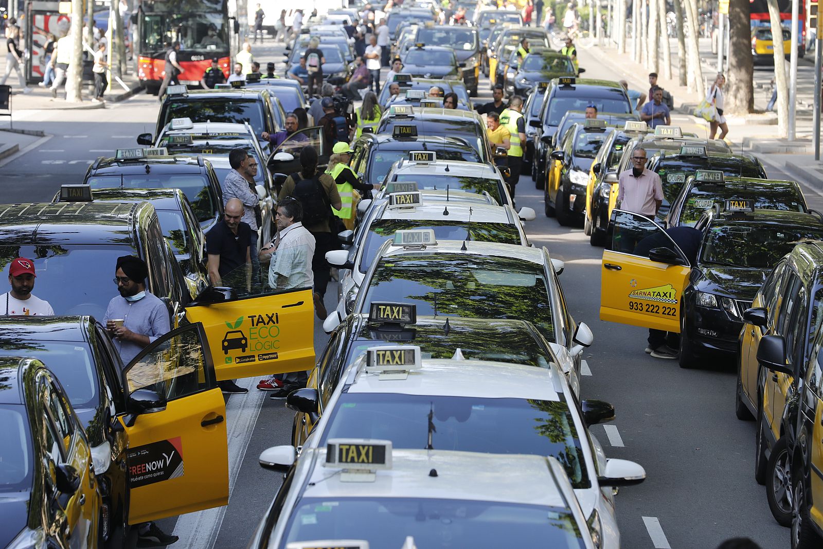 Centenares de taxistas se concentran para iniciar marcha lenta por Barcelona
