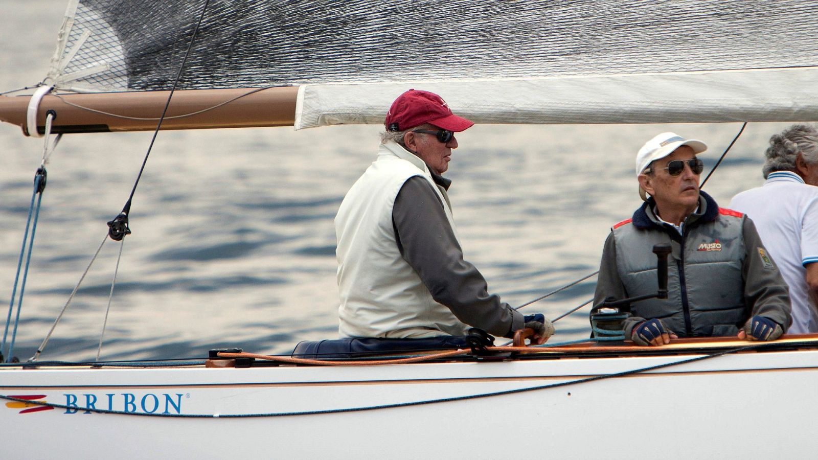 Imagen de archivo de 2019 del rey emérito Don Juan Carlos y Pedro Campos, durante una regata organizada en Sanxenxo