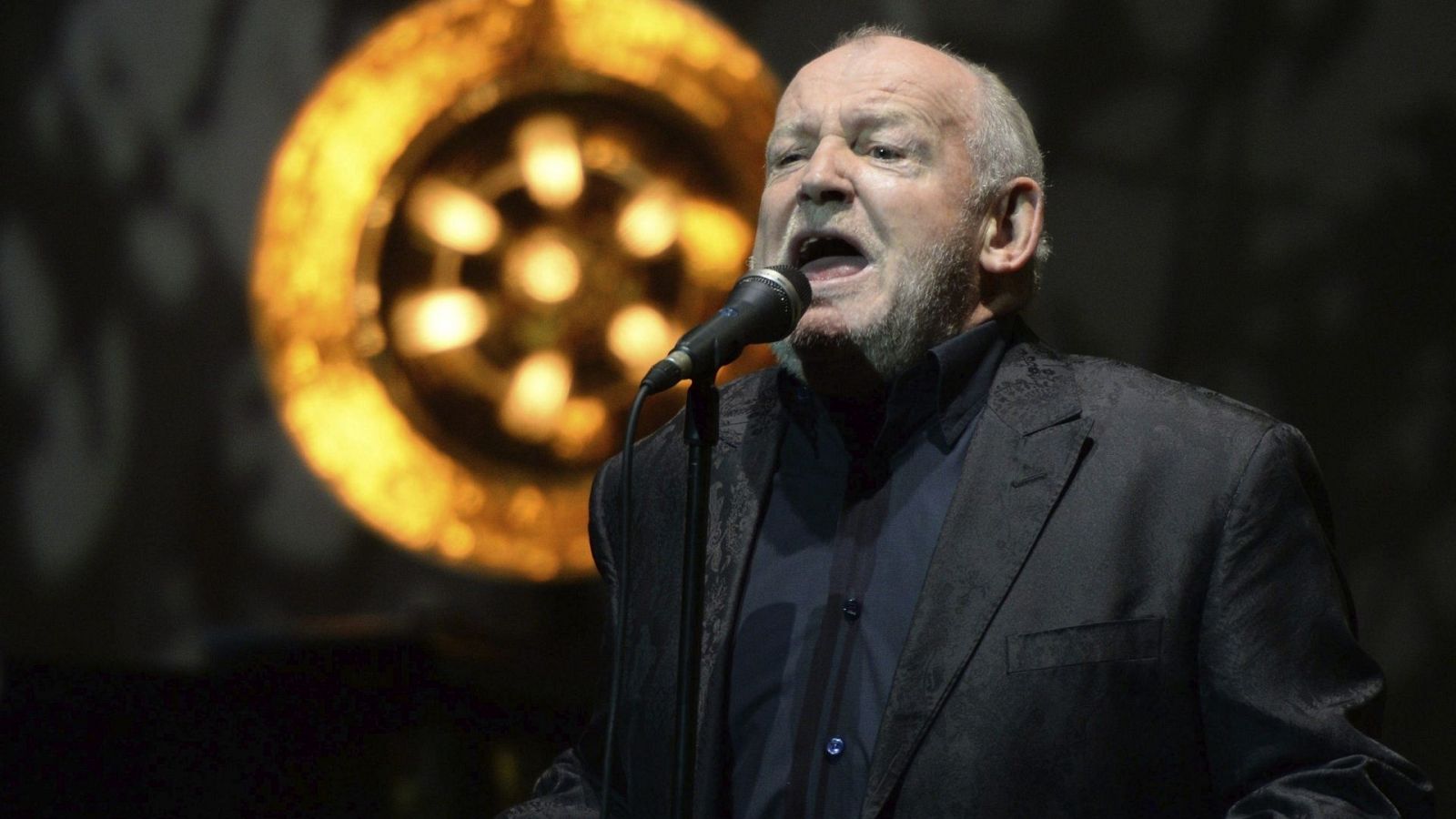 El cantante británico Joe Cocker actúa en Varsovia, Polonia, el 28 de mayo del 2013