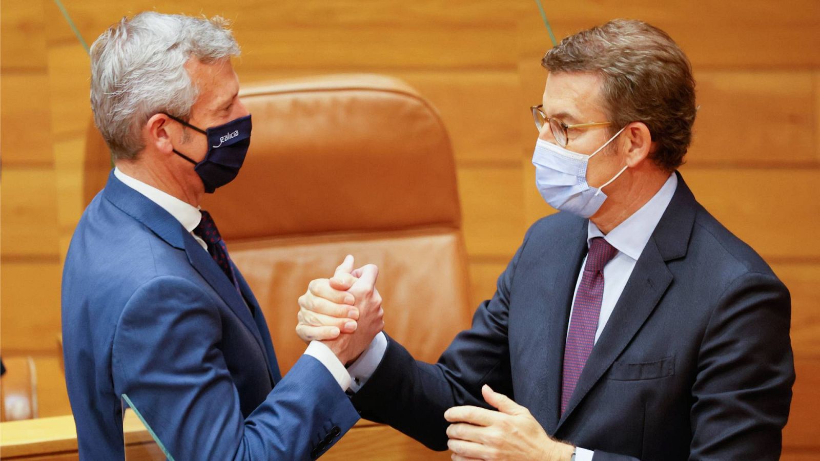 Alberto Núñez Feijoo felicita a Alfonso Rueda tras ser investido como presidente de la Xunta