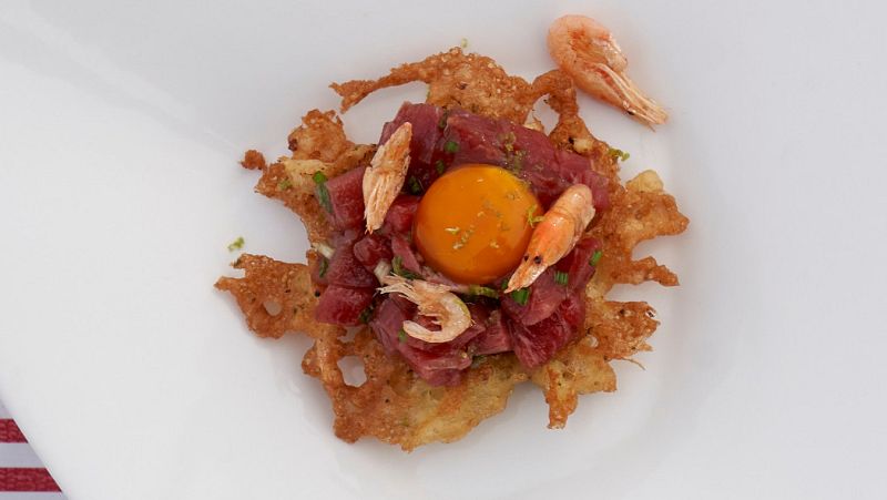 Receta de taco de camarones con tartar de at�n y yema encurtida de soja