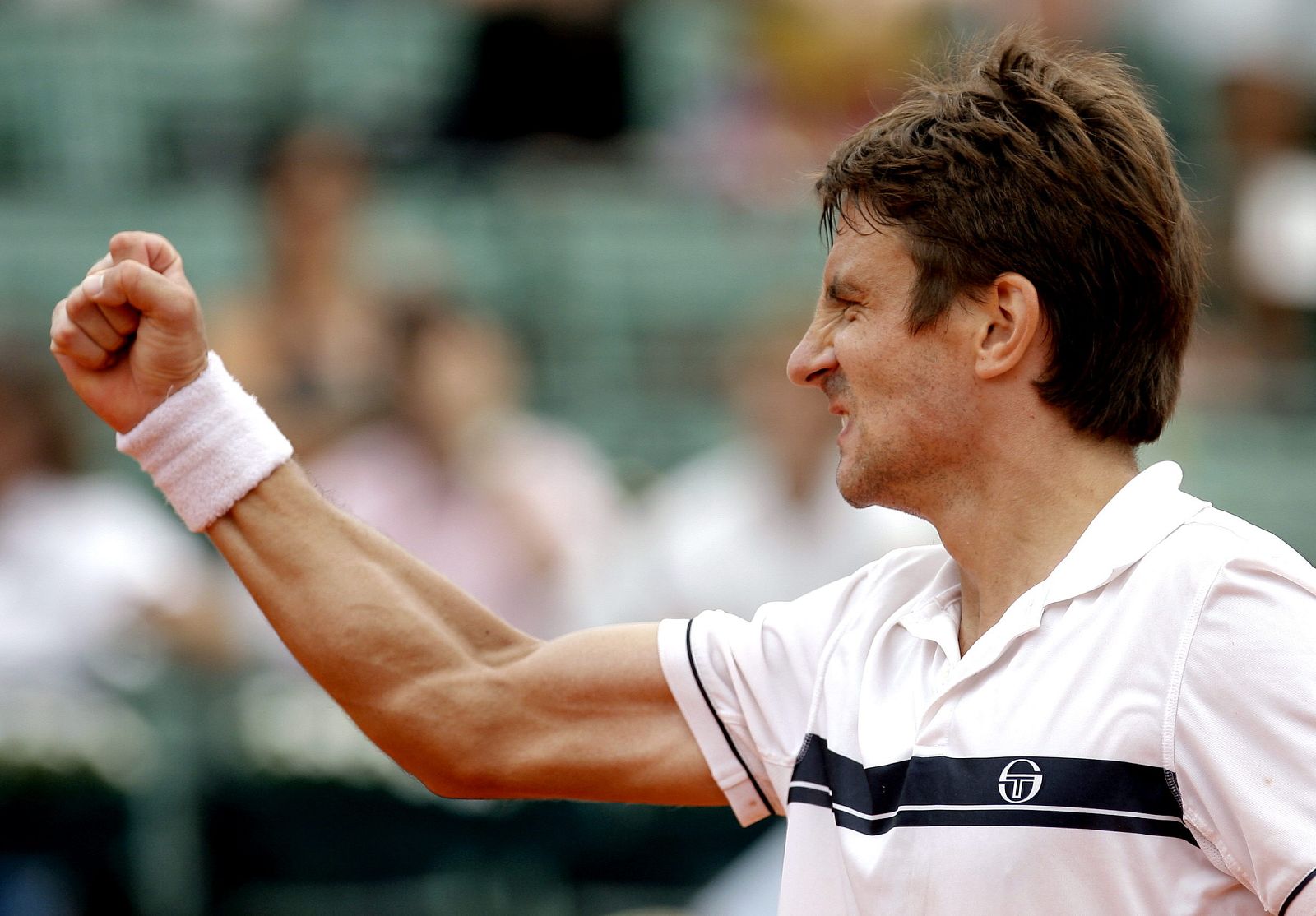 El jugador español Tommy Robredo celebra su triunfo ante el argentino José Acasuso