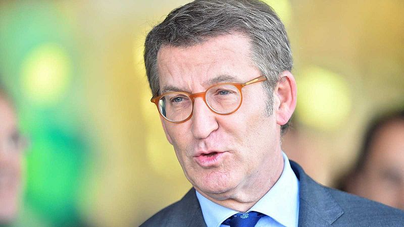 Feijóo defiende la visita del rey emérito y carga contra los que la usan para "erosionar" la Constitución