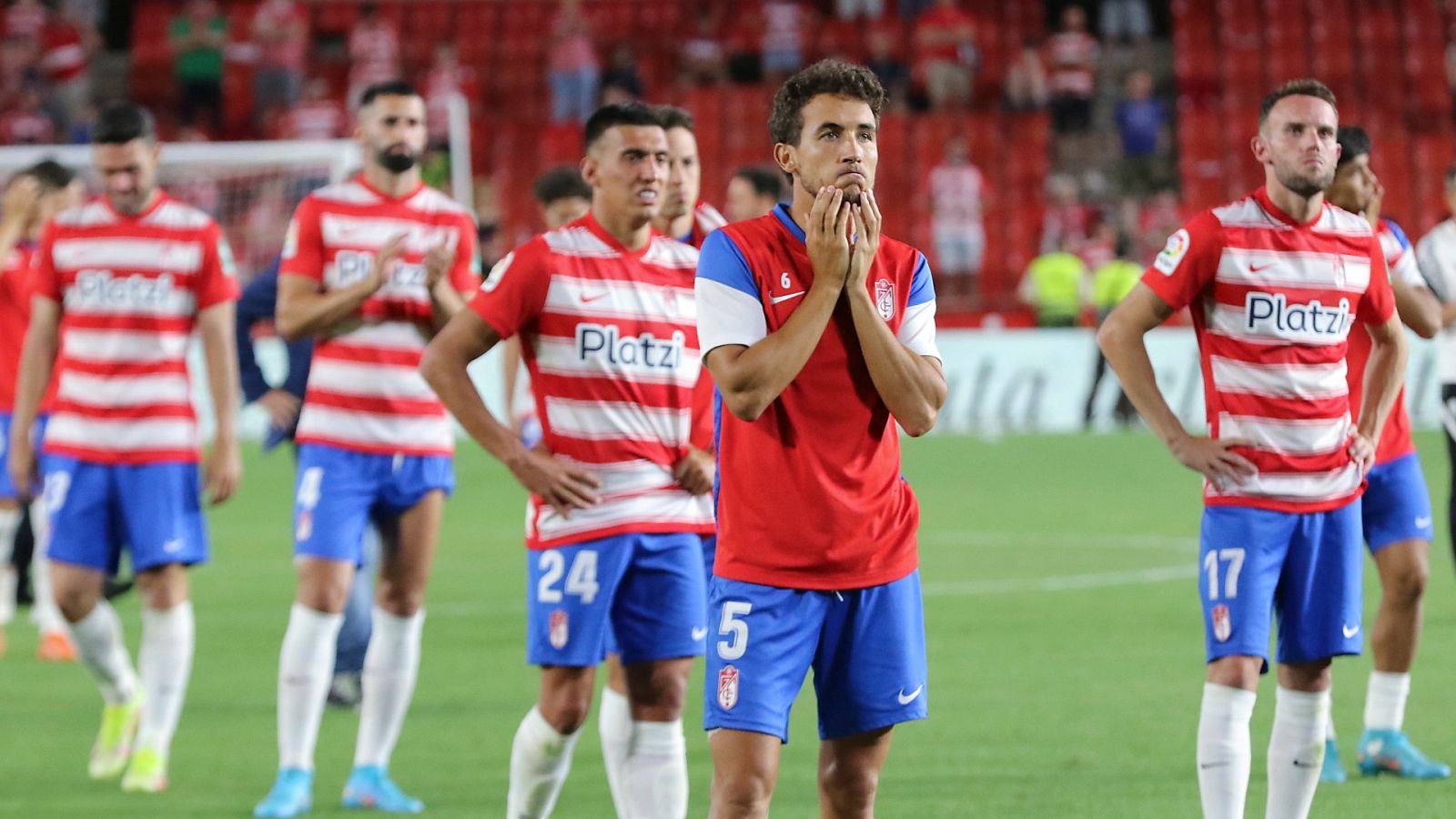 Los jugadores del Granada al término del partido de Liga en Primera División ante el Espanyol.