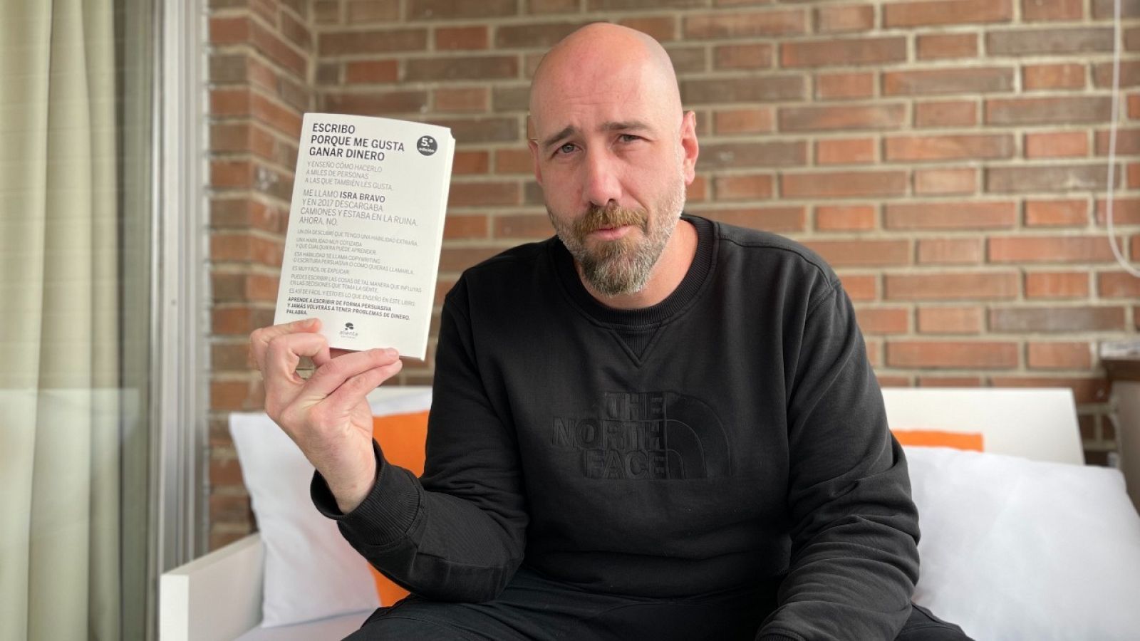 Isra Bravo es el autor de "Escribo porque me gusta ganar dinero"