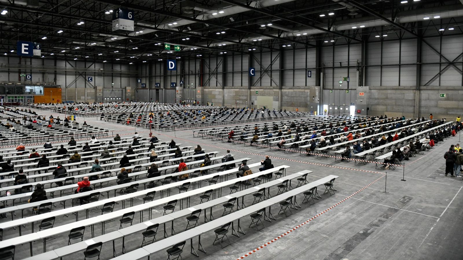 Miles de opositores se presentan a una oferta de empleo público en una imagen de archivo