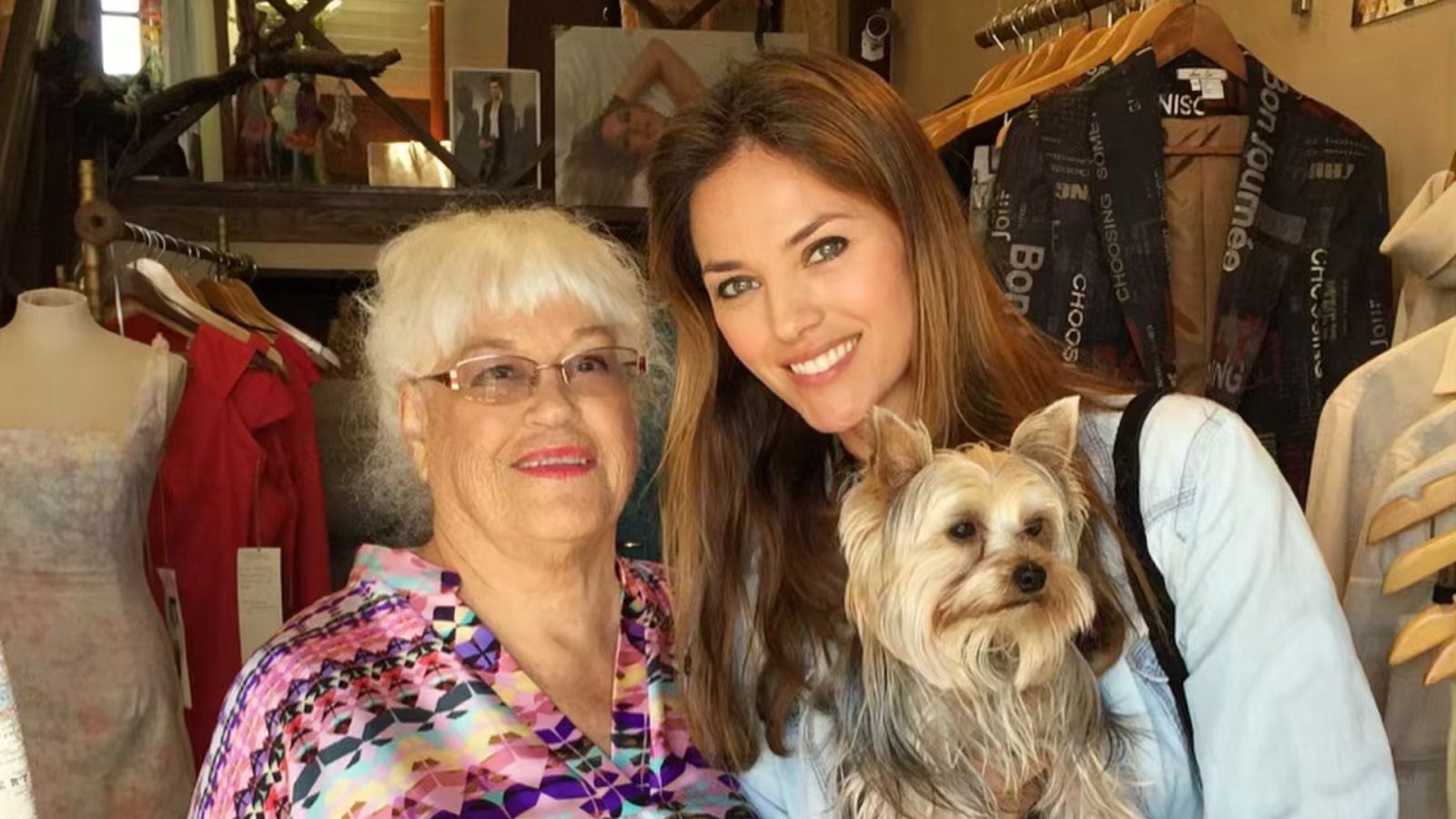 Helen Lindes junto a su madre Norma