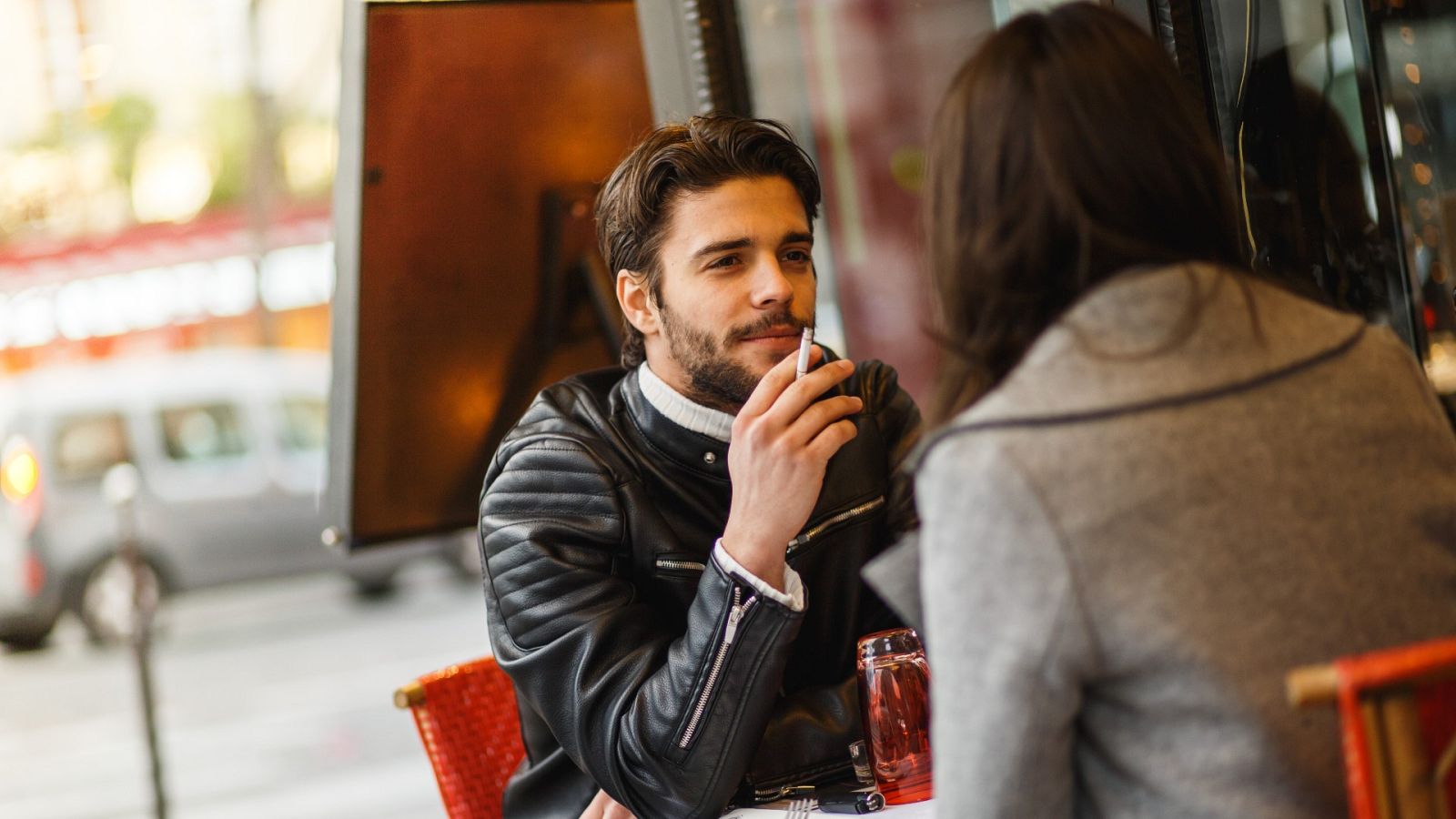 Siete de cada diez españoles prohibiría fumar en las terrazas de bares y restaurantes