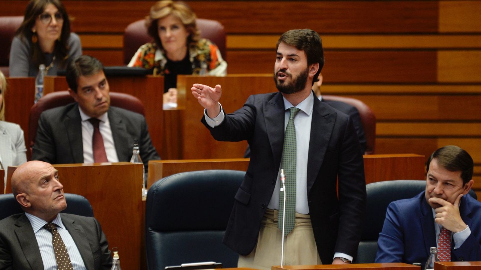 El vicepresidente de la Junta de Castilla y León, Juan García Gallardo (c), durante la sesión plenaria