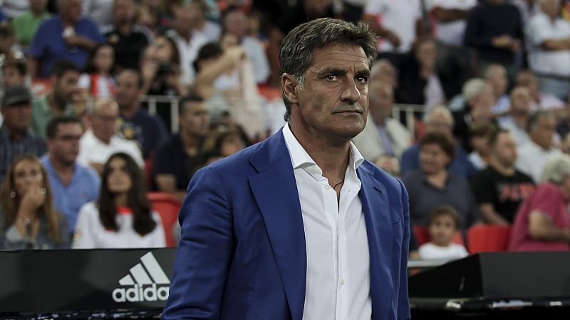 El famoso cantante al que entrena Míchel González, el del Madrid, y no sabías