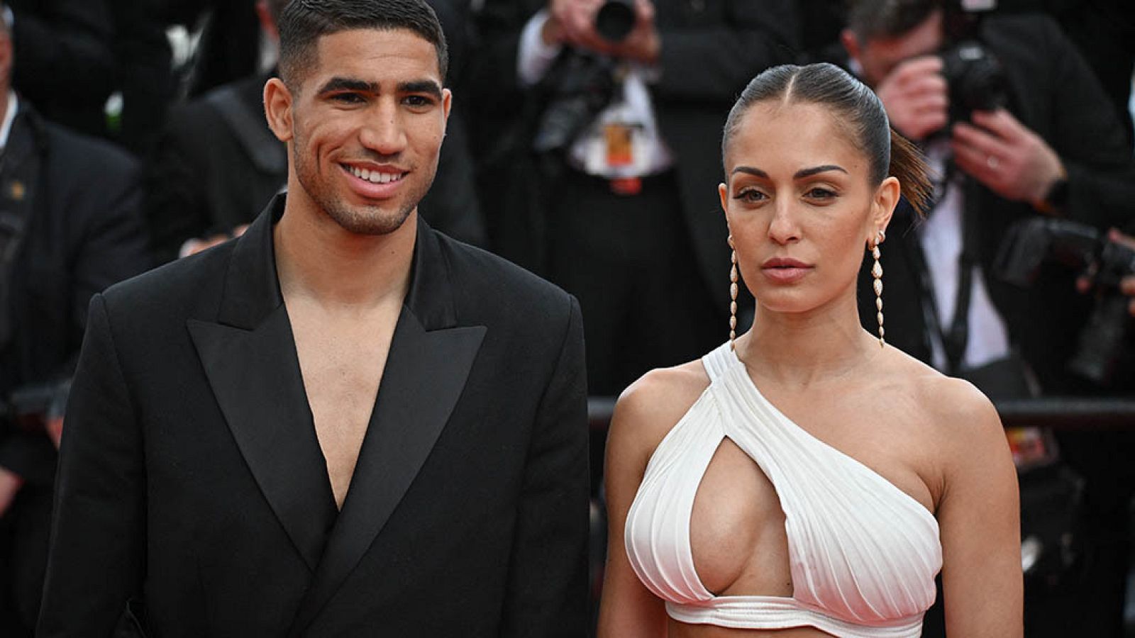 Achraf Hakimi e Hiba Abouk en la alfombra roja del Festival de Cannes 2022