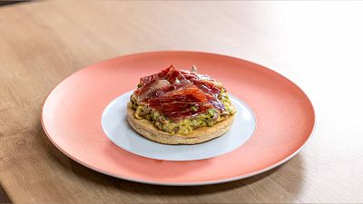 �Quieres preparar un desayuno nutritivo? Haz esta receta de huevos revueltos con pan sin fermentar a la sart�n