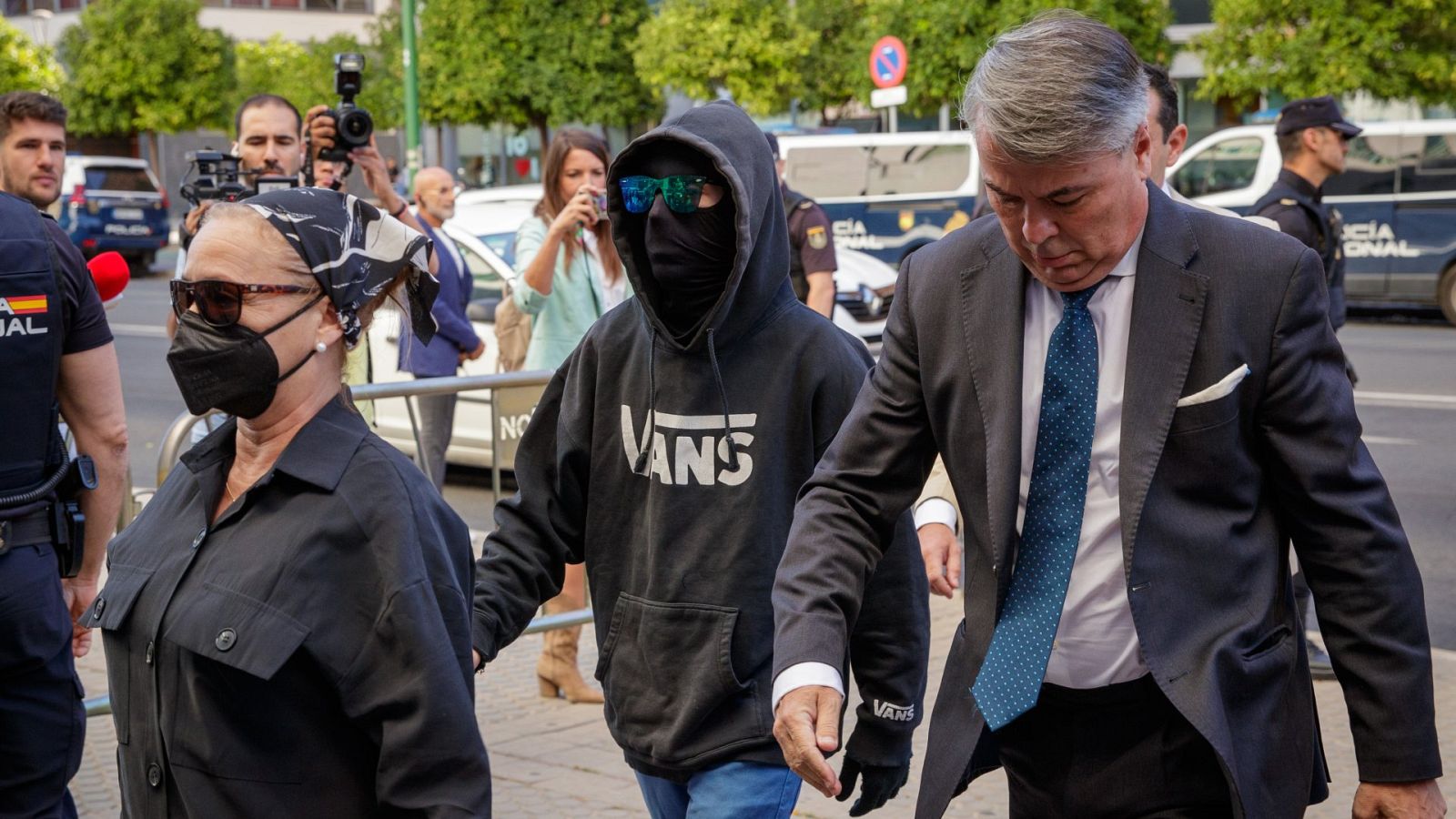 Francisco Javier García, el Cuco y su madre, Rosalía García, acompañados por su letrado, Agustín Martínez