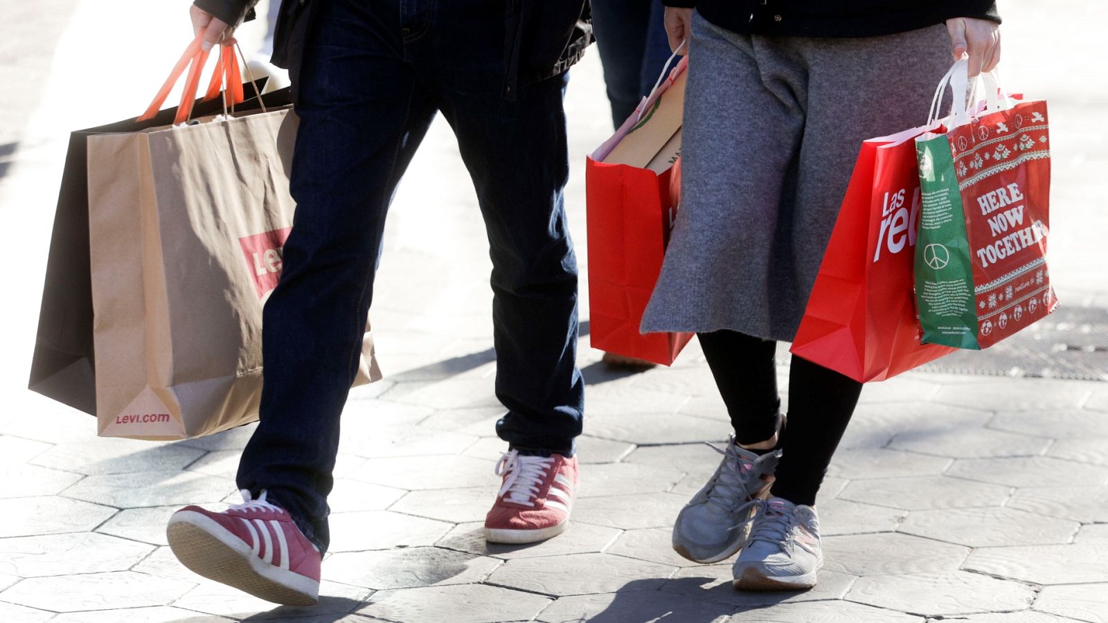 Unas personas con sus bolsas de la compra en el centro de Barcelona.