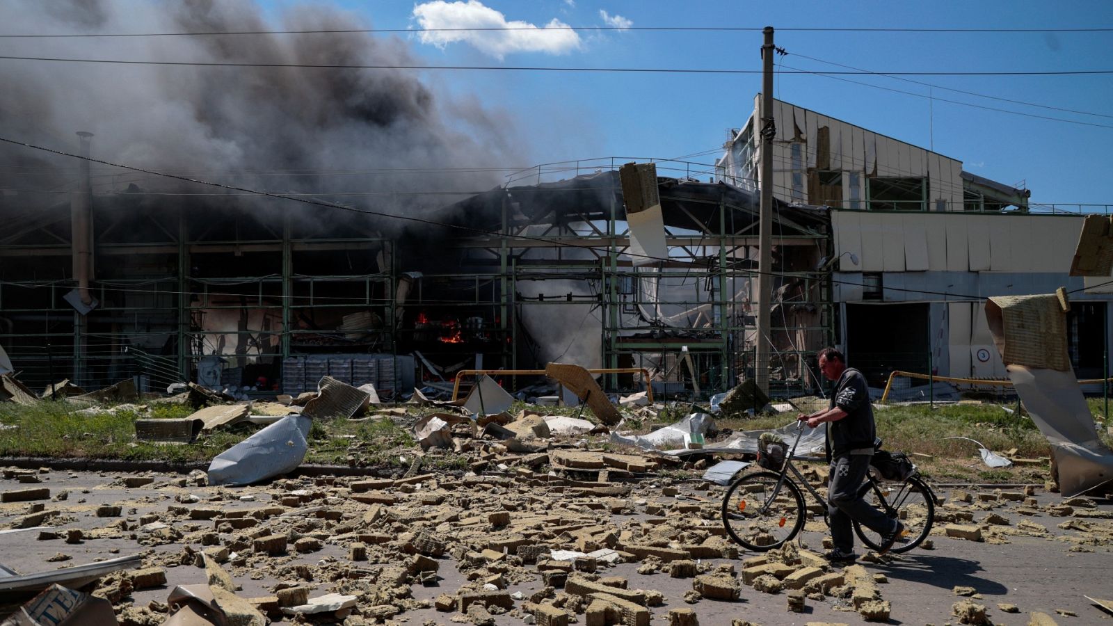Un hombre pasea en Bakhmut, en el Donbás
